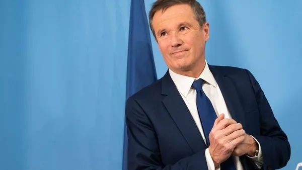 son-dakika-fransada-cumhurbaskanligi-secimi-gunu-12-aday-yarisacak-iste-dakika-dakika-fransa-cumhurbaskanligi-1649582405833.jpg SON DAKİKA: Fransa'da cumhurbaşkanlığı seçimi günü: Macron ile Marine Le Pen ikinci tura kaldı-11