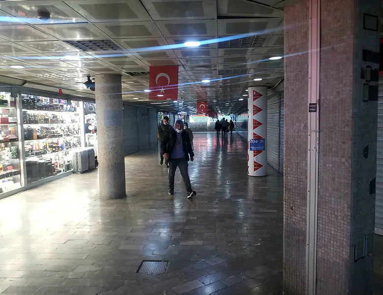 Türk bayrağını koparan kişiye esnaftan meydan dayağı!