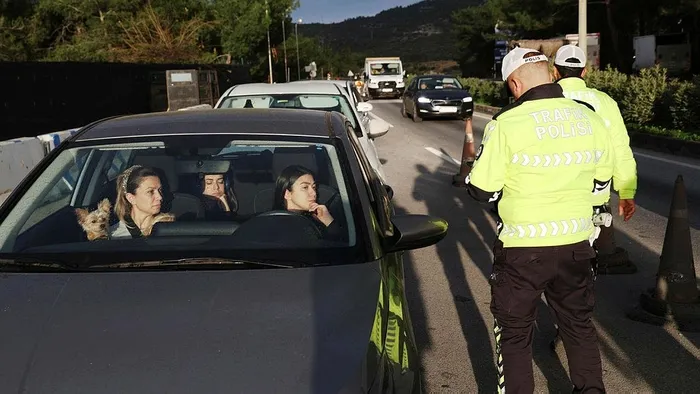 bodrumda-yilbasi-hazirliklari-basladi-ilceye-10-bin-arac-giris-yapti-1703957933892.jpeg Bodrum'da yılbaşı hazırlıkları arttırıldı! İlçeye 10 bin araç giriş yaptı-4