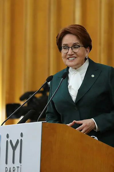 İYİ Parti Genel Başkanı Meral Akşener'den bir tuhaf hareket! Sosyal medyada gündem oldu-5