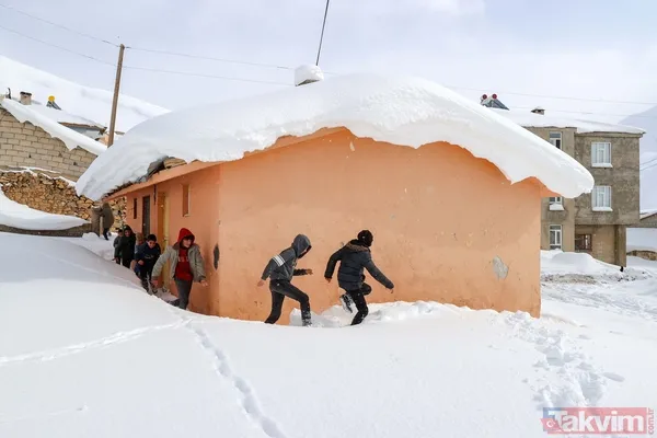 Kar kalınlığı 2 metreyi aştı! Van'ın köylerinde 'beyaz esaret' yaşanıyor - 11