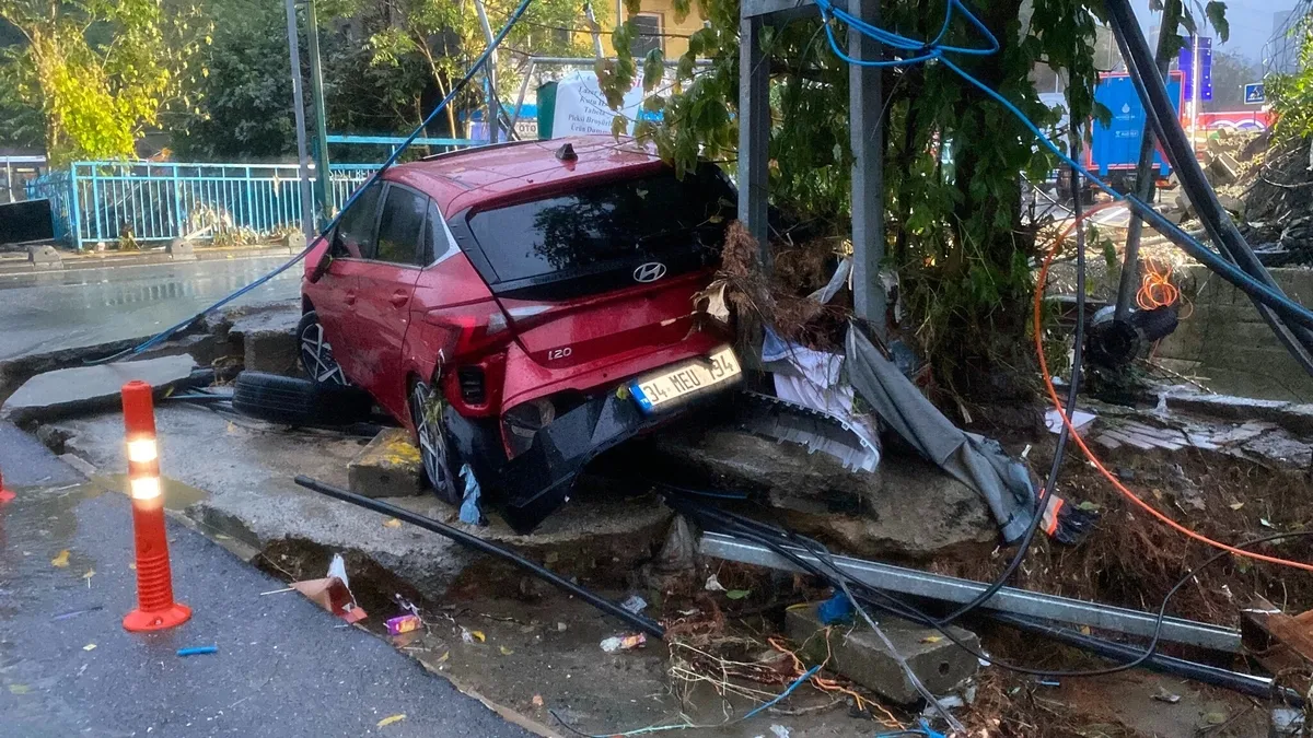 Meteoroloji'den 5 ile turuncu 50 sarı kodlu uyarı! İstanbul dahil birçok ilde şiddetli sağanak ve fırtına alarmı-11