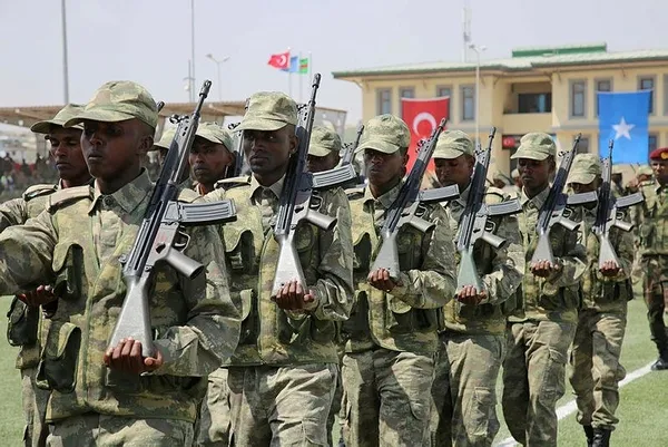 Mogadişu'daki Türk askeri eğitim merkezi ilk mezunlarını verdi-4
