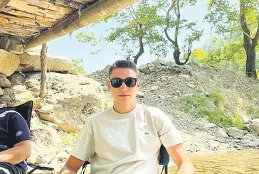 İzmir'de feci kaza: Elektrik direğine çarpan iki genç hayatını kaybetti
