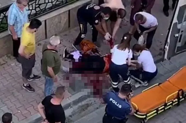 İstanbul'da vahşet anları kamerada! Kanlar içinde kaldı