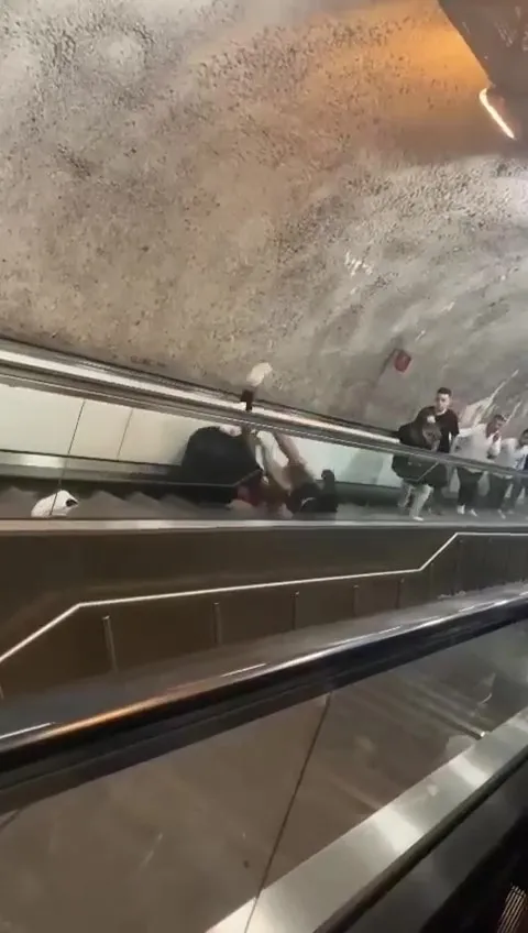 kadikoy-tavsantepe-metrosu-unalan-duraginda-yolcular-yumruk-yumruga-kavga-etti-yuruyen-merdivenlerden-yuvarlan-1654251372874.jpg