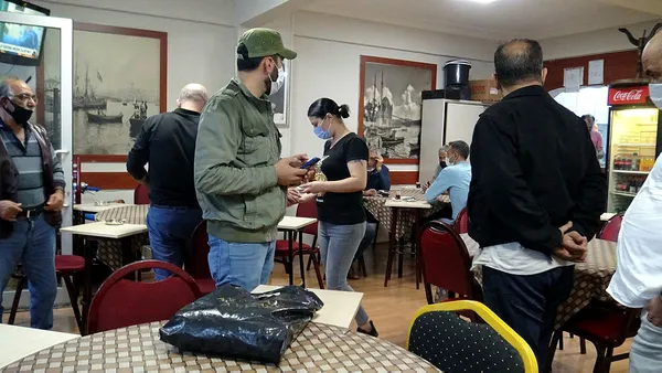 avcilarda-kahvehanelere-koronavirus-baskini-24-kisiye-ayri-ayri-3-bin-180-lira-ceza-kesildi-1602226528984.jpg