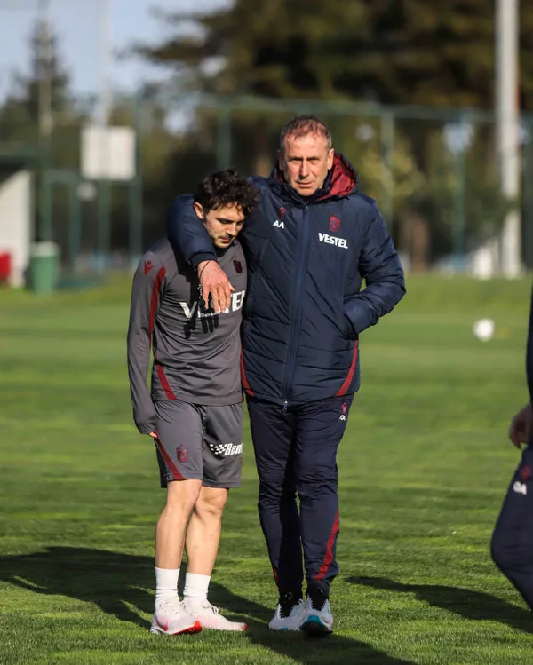 trabzonspor-idmaninda-surpriz-misafir-ugurcan-cakir-15-yasindaki-oglu-kuzeyi-de-getirdi-1649104741930.jpg Trabzonspor idmanında sürpriz misafir! Uğurcan Çakır 1,5 yaşındaki oğlu Kuzey'i de getirdi-6