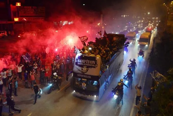 Süper Lig'e yükselen Adana Demirspor 26 yıl sonra taraftarı sokaklara döktü! Şehir turu attılar-3