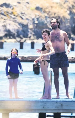 Dinç Aydoğdu'dan sevgilisi Hande Ataizi'nin oğlu Leon'a cici babalık