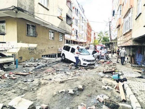 1694041547668.jpeg İstanbul'da sel felaketi! Metrekareye 125 kilogram yağış düştü: Dereler taştı, caddeler göle döndü-4