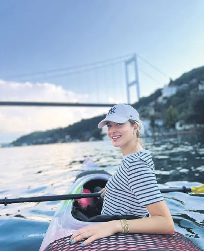 cemiyet-dunyasinin-yeni-modasi-kano-luks-yatlarini-birakip-bogazda-kurek-cekiyorlar-1660337075491.jpg Cemiyet dünyasının yeni modası 'kano'! Lüks yatlarını bırakıp Boğaz’da kürek çekiyorlar-4