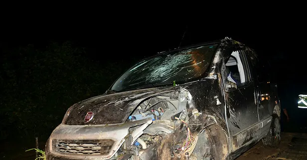 Hafif ticari araç takla attı: 2 yaralı