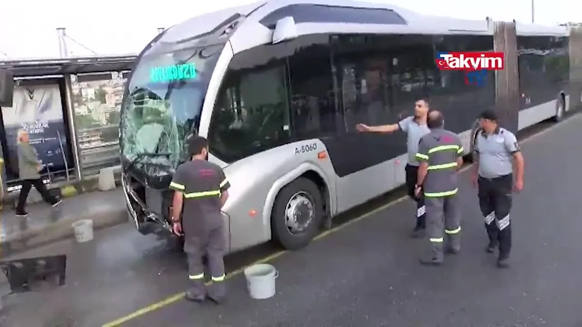 Metrobüs kazası: 3 yaralı