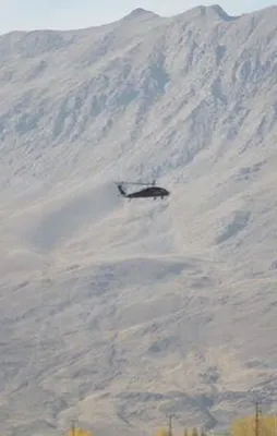 Helikopterler ateş altına aldı