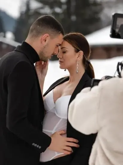 merih-demiral-ve-model-esi-heidi-lushtakudan-mujdeli-haber-ikinci-bebek-geliyor-1704500423819.jpeg Merih Demiral ve model eşi Heidi Lushtaku'dan müjdeli haber! İkinci bebek geliyor-2