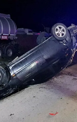 Kocaeli'nin Körfez ilçesinde otomobil su kanalına devrildi: 1 ölü, 2 yaralı