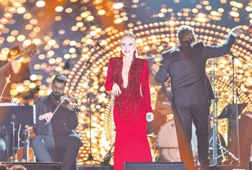 Ceylan Kıbrıs’ta sahne aldı! Anneanne olduğunu müjdeledi