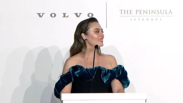 Harper’s Bazaar yılın en iyilerini seçti! Törene Filistin çağrısı damga vurdu | Ajda Pekkan: "Kalbimiz Gazze ile atıyor"-4