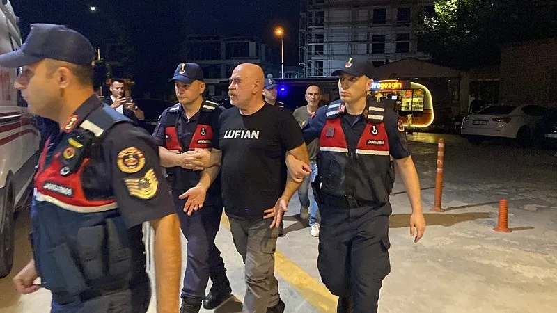yonetmen-ezel-akay-ve-kardesine-uyusturucu-gozaltisi-evden-esrar-cik-1784759060307.jpeg Yönetmen Ezel Akay ve kardeşine uyuşturucu gözaltısı: Evden esrar çıktı-4