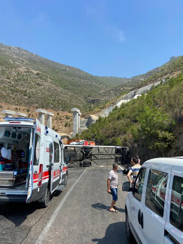 mersinde-yolcu-otobusu-ile-tir-carpisti-14-yarali-1624959182833.jpg Mersin'de yolcu otobüsü ile TIR çarpıştı: 14 yaralı-7