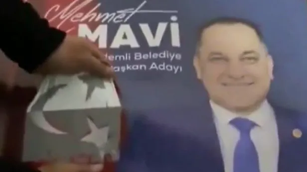 CHP-DEM ittifakı bir kez daha ifşa oldu! CHPli Mehmet Mavinin seçim afişlerinde Türk bayrağını kapatıldığı ortaya çıktı