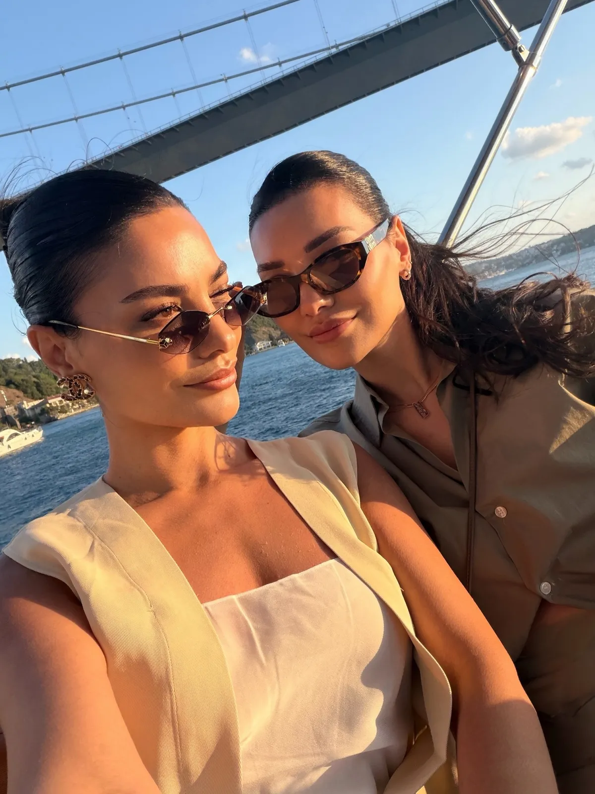 1786882469297.jpg Hazal Filiz Küçükköse ikiziyle poz verdi! Görenler benzerlikleri karşısında şaşırdı-4