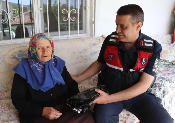 denizlide-76-yasindaki-kadin-para-ve-ziynet-esyalarinin-calindigini-jandarma-gelince-ogrendi-uzuntuden-bayildi-1652609464115.jpg Denizli'de 76 yaşındaki kadın para ve ziynet eşyalarının çalındığını jandarma gelince öğrendi! Üzüntüden bayıldı-6