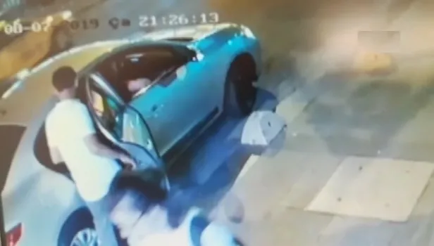 Polisiz diyerek turisti önce gasp ettiler, sonra arabayla üzerinden geçtiler (Video)