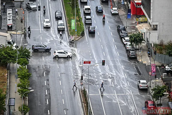 İstanbul'da kısa süreli yağış trafiği vurdu! Araçlar zor ilerledi duraklar doldu... - 1
