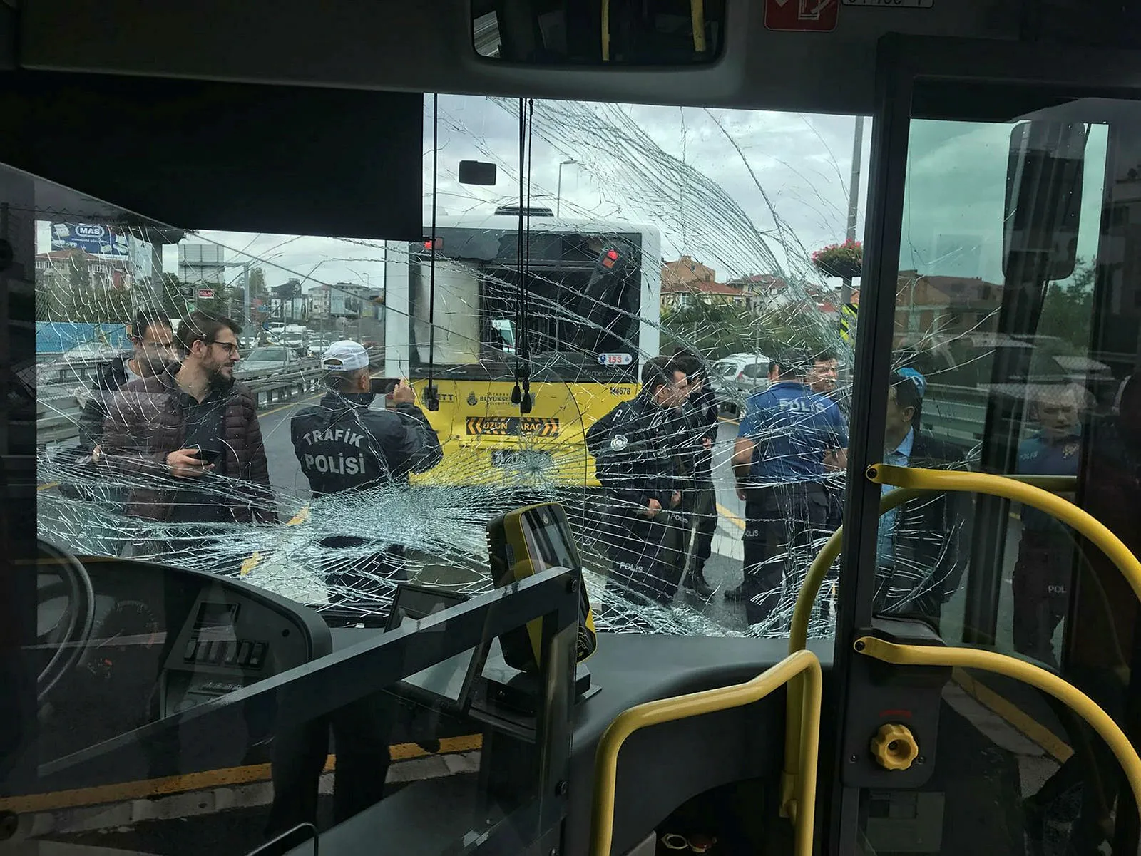 Okmeydanı'nda 2 metrobüs çarpıştı - 3