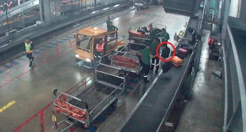 unlu-havayolu-sirketinde-buyuk-skandal-yolcular-esyalarini-caldilar-1720592933042.jpeg Ünlü havayolu şirketinde büyük skandal: Yolcuların eşyalarını çaldılar-4