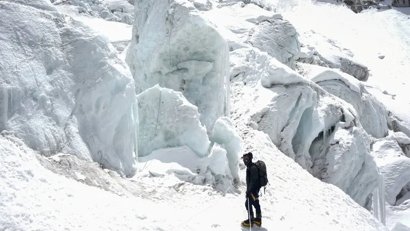 everest-yolunda-30-metrelik-engel-mahsur-kalan-yuzlerce-dagci-icin-yeni-rota-1777470008450.jpg Everest yolunda 30 metrelik engel: Mahsur kalan yüzlerce dağcı için yeni rota-5