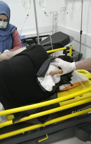 Sırtındaki bıçakla hastaneye kaldırıldı