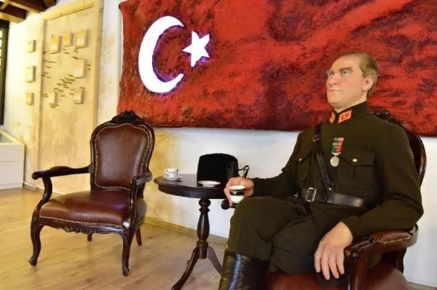 İzmir'de Atatürk'ün hiperreal heykeli sergilenmeye başladı