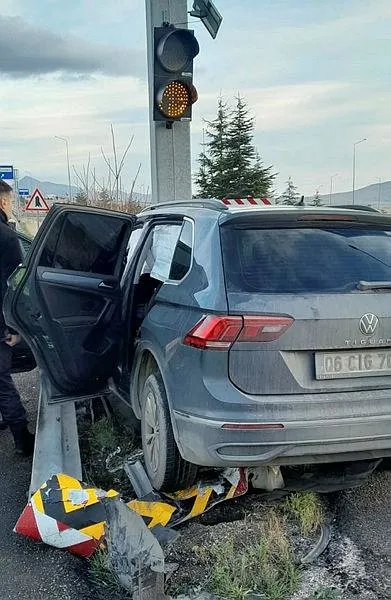 eskisehirde-bariyer-ve-direge-carpan-cipin-surucusu-oldu-feci-goruntuler-1704376144676.jpeg Eskişehir'de bariyer ve direğe çarpan cipin sürücüsü öldü! Feci görüntüler-4
