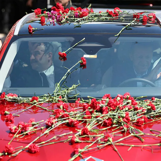 Başkan Erdoğan Bursaya TOGG ile geldi! Vatandaşlar TOGGun üzerini karanfil ile doldurdu