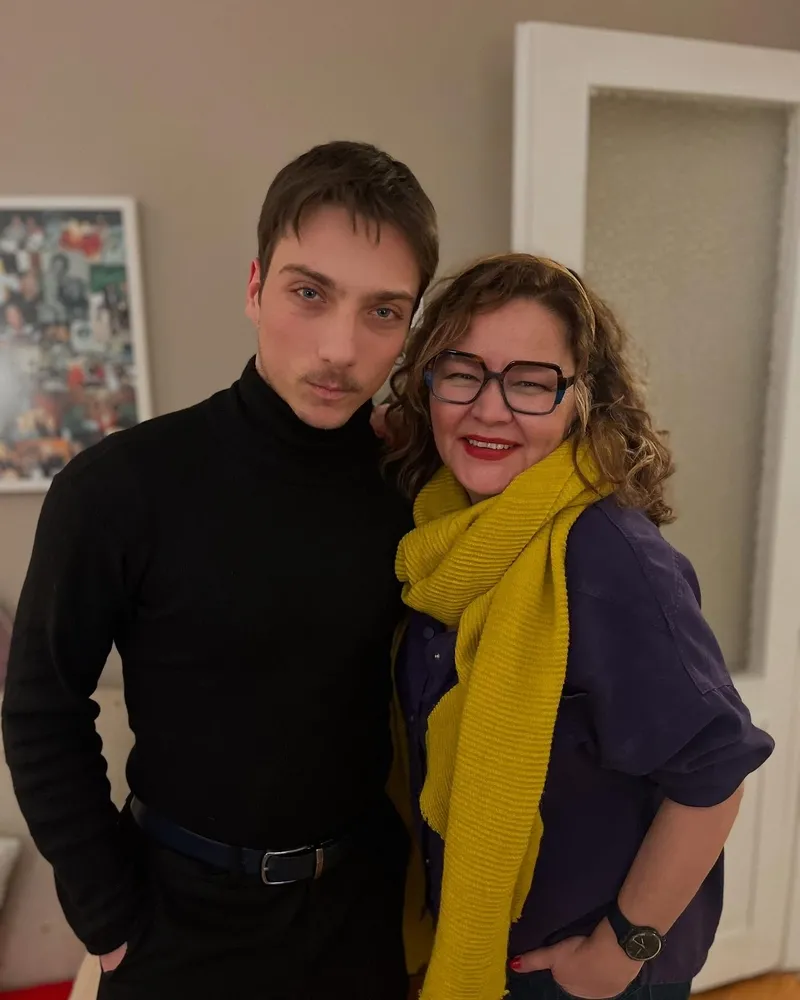 cocuklar-duymasinin-baba-oglu-ozgur-ozan-ve-alp-eren-khamis-22-yil-sonra-bulustu-1771593668287.jpg Çocuklar Duymasın’ın baba-oğlu Özgür Ozan ve Alp Eren Khamis 22 yıl sonra buluştu-6