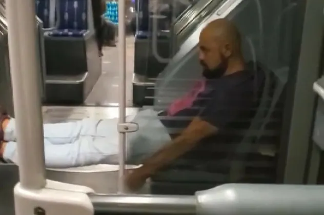 Metrobüste şoke eden görüntüler! Kimseye aldırmadan sigara içti!
