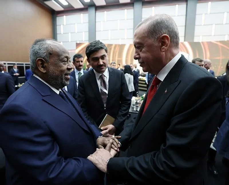 Başkan Recep Tayyip Erdoğan, ʺKrizler Döneminde Diplomasiyi Öne Çıkarmakʺ temasıyla Antalya'da Belek Turizm Merkezi'ndeki NEST Kongre ve Fuar Merkezi'nde düzenlenen Antalya Diplomasi Forumu'na (ADF) katılan Cibuti Cumhurbaşkanı İsmail Omar Guelleh ile selamlaştı. 