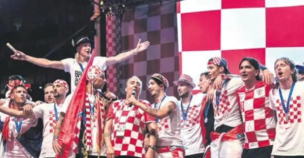 Az kalsın otobüsten düşüyordu!