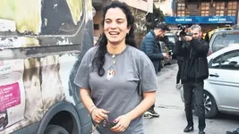 Sadece komşum... Ben tanıştırdım sevgili oldular