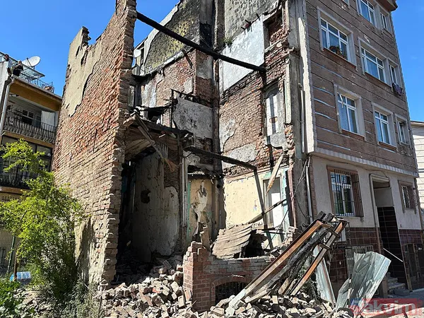 İstanbul'da deprem sonrası panik! Valilik sayıyı açıkladı: Yüksekten atlayanlar yaralandı | O anlar kamerada - 4