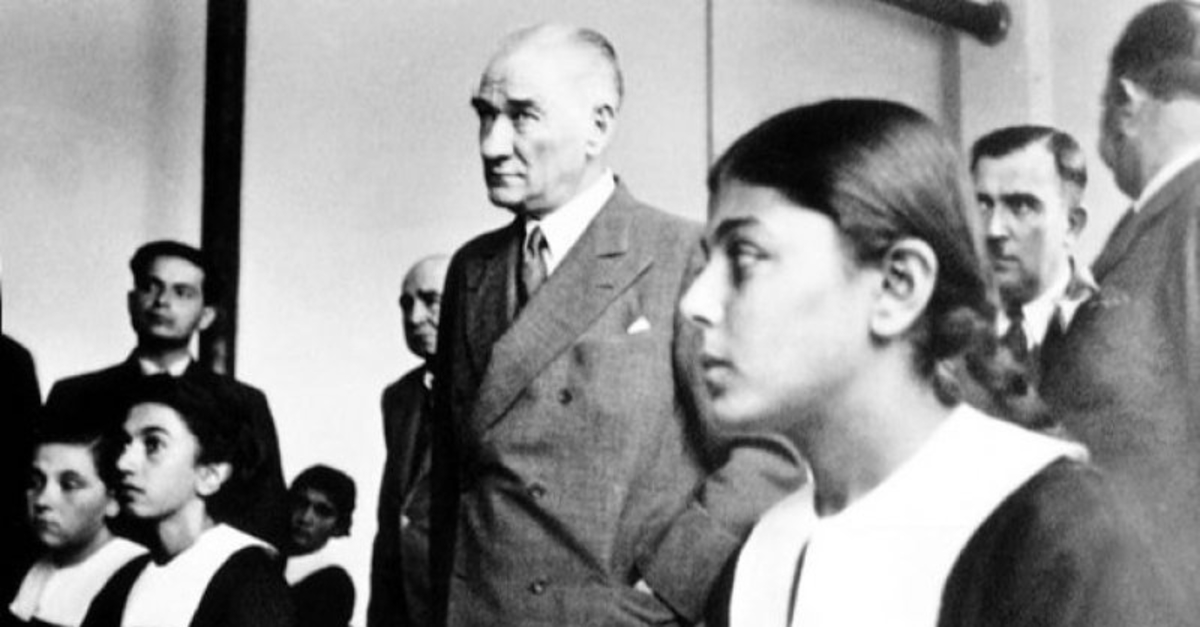 Atatürk ile aynı karede yer alan kız kim? Herkes onu kitaplardan tanıyor...