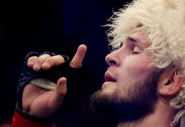 khabib-nurmagomedov-unvanini-korudugu-musabakanin-ardindan-kariyerini-noktaladi-1603577283442.jpeg