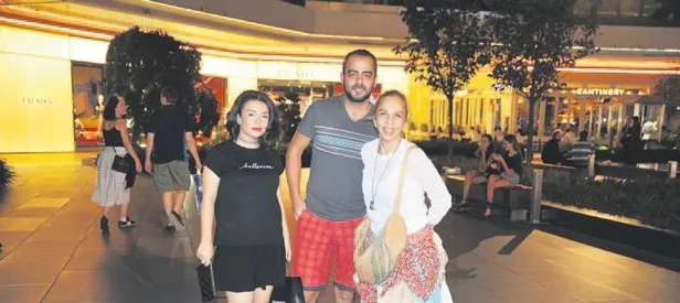 İki çiçek bir böcek