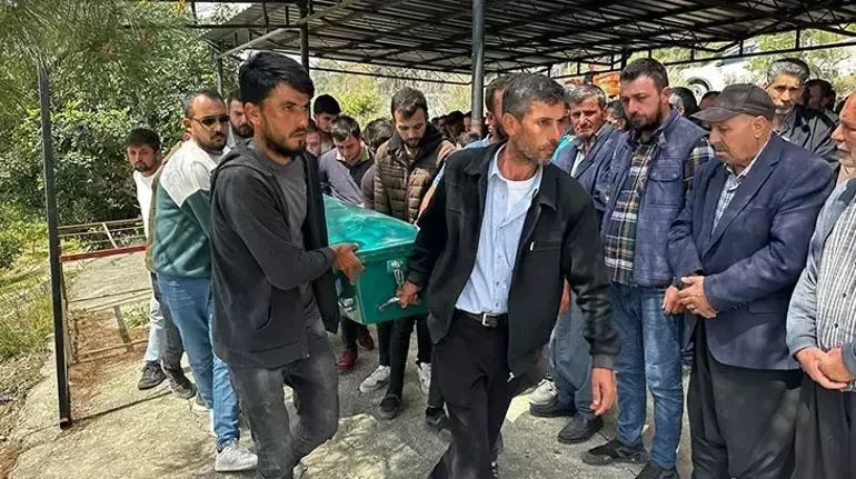 Mersin'de akılalmaz cinayet! Anne ve oğlunu evde, babayı arabada ateşe verdi!-7