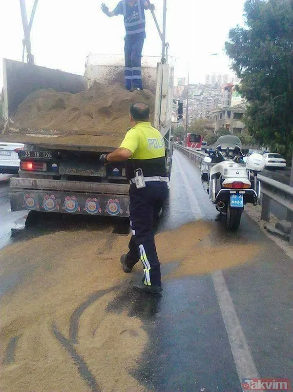 SON DAKİKA: İzmir'de sel felaketi! Polisler vatandaşlara yardımcı oldu - 15