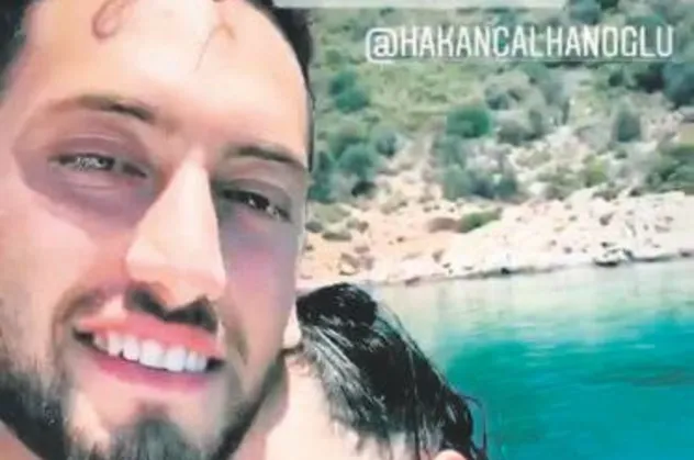 Hakan Çalhanoğlu Çeşme’de aşk tazeledi
