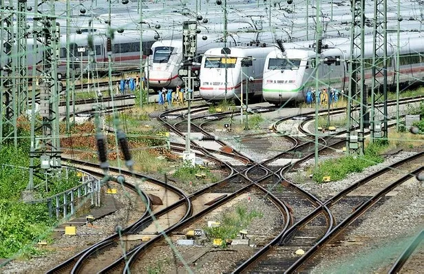 almanyada-makinistlerin-grevi-ulkede-ulasim-durdu-1628697284136.jpeg Almanya'da makinistlerin grevi: Ülkede ulaşım durdu-5